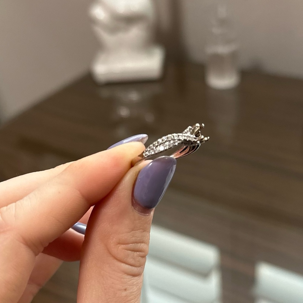 JAREDS 14K WHITE GOLD DIAMOND ENGAGEMENT RING